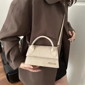 حقيبة كروس صغيرة كلاسيكية بشعار حرف ذهبي من جلد الغزال حقيبة كروس مغناطيسية بحزام قابل للتعديل من البولي يوريثان للتسوق اليومي