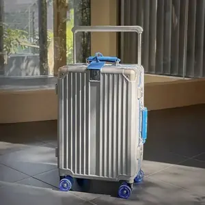 حقيبة سفر من الألمنيوم مزودة بقفل TSA متوفرة في متجر أغراض