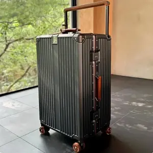 تفاصيل قفل أمان TSA المدمج في حقيبة سفر ألمنيوم صلبة